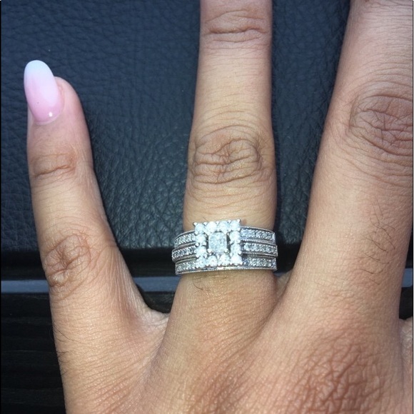 ‼️‼️ SOLD ‼️‼️ 14kt white gold engagement ring & wedding band set - Picture 3 of 4